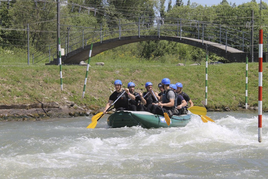 Vítkovičtí hokejisté se při přípravě projeli na raftu