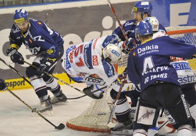 Vítkovičtí dnes důrazněji dohrávali osobní souboje. Na vlastní kůži to pocítil Daniel Rákos