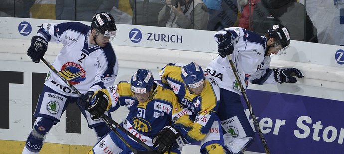 Hokejisté Vítkovic nestačili na soupeře z Davosu a na Spengler Cupu si připsali po těsné porážce s Kanadou i debakl 1:5