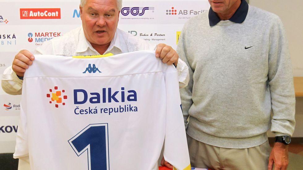Šéf hokejových Vítkovic František Černík předává dres Ivanu Lendlovi