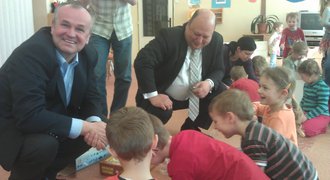 Zástupci Třince a Vítkovic předali dětem stavebnice ze společné sázky
