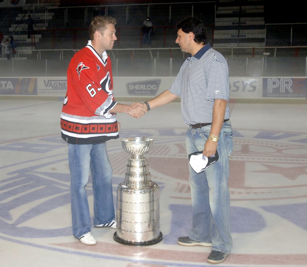 2006. K triumfu Caroliny přispěl velkou měrou i Josef Vašíček.  Stanley Cup pak přivezl domů na Slavii a zapózoval i s koučem Růžičkou.