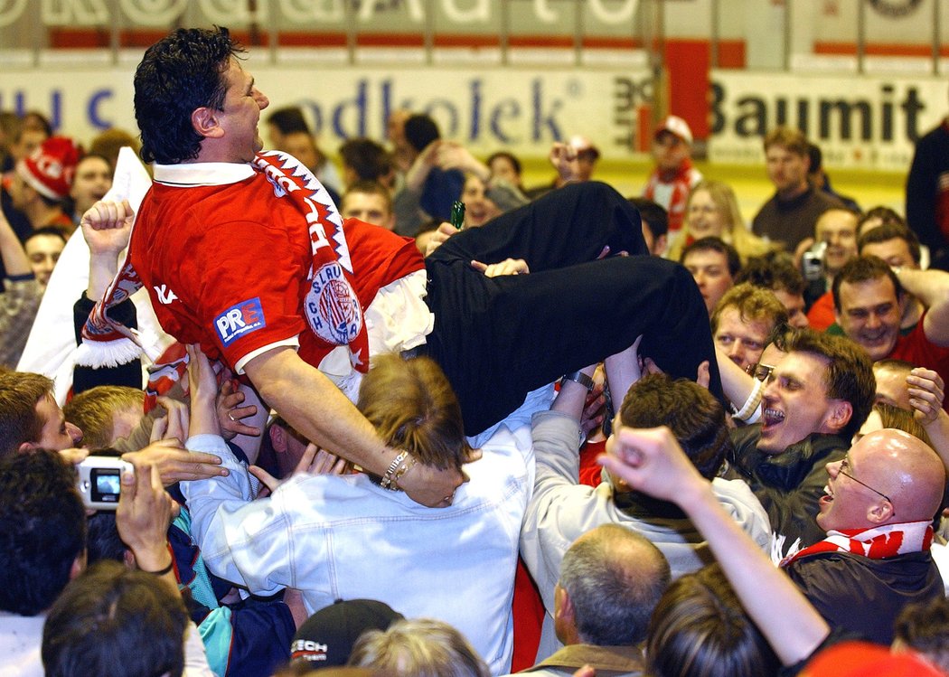 2003. Další zlaté oslavy! Slavia pod Růžičkovým vedením slavila extraligový titul, na cestě za vítězným finále s Pardubicemi skolila i rivala ze Sparty.