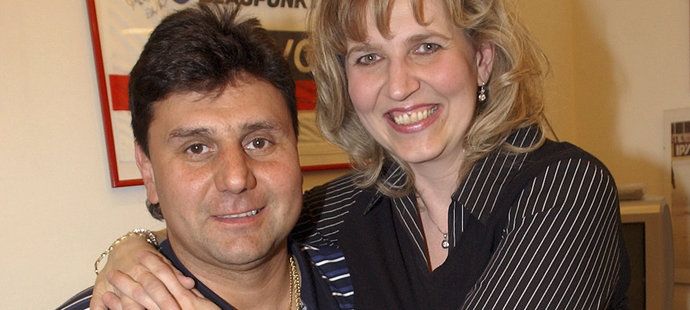 Vladimír Růžička s manželkou Evou ve svém vyhlášeném slávistickém "kamrlíku"