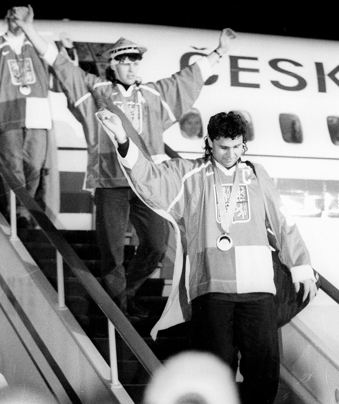 1998. Největší úspěch českého hokeje, zlaté Nagano! Vladimír Růžička přivezl medaile jako kapitán týmu. Na snímku vystupuje z letadla v Praze spolu s Jaromírem Jágrem.