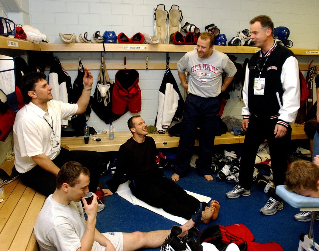 2003. Dobrá nálada na MS ve Finsku. Rozpravě mezi Růžičkou a Slavomírem Lenerem přihlížejí zadák Jaroslav Modrý a ofenzivní eso Martin Straka.