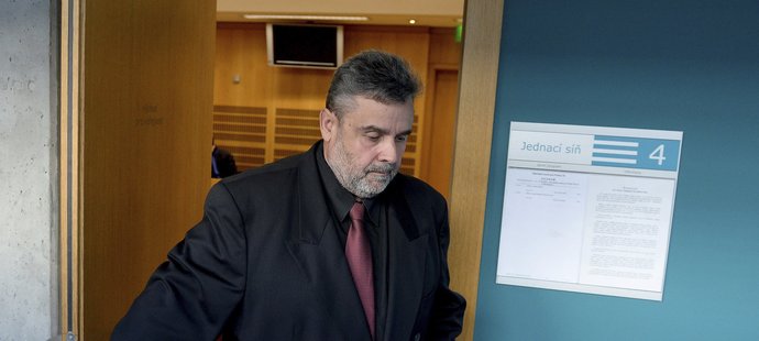 Miroslav Palaščák opouští soudní síň poté, co svědčil proti Vladimíru Růžičkovi