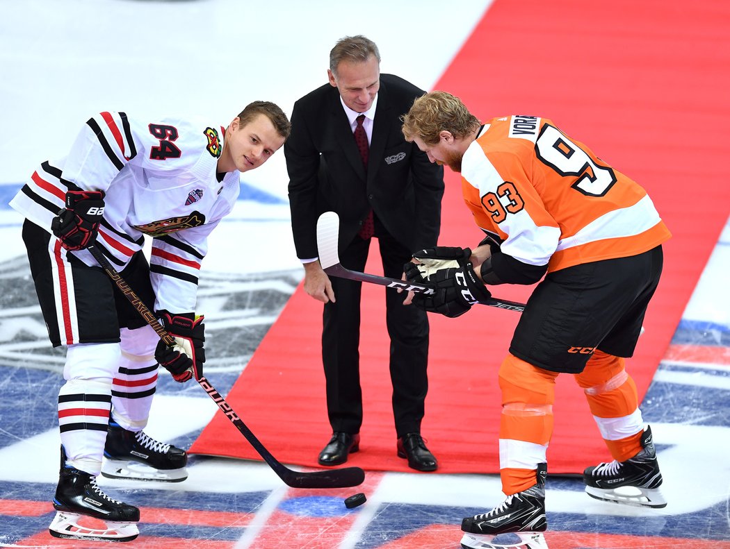 2019. Jakub Voráček a David Kämpf z Chicaga se účastní úvodního buly zápasu NHL Global series v Praze, které vhodil legendární brankář Dominik Hašek.