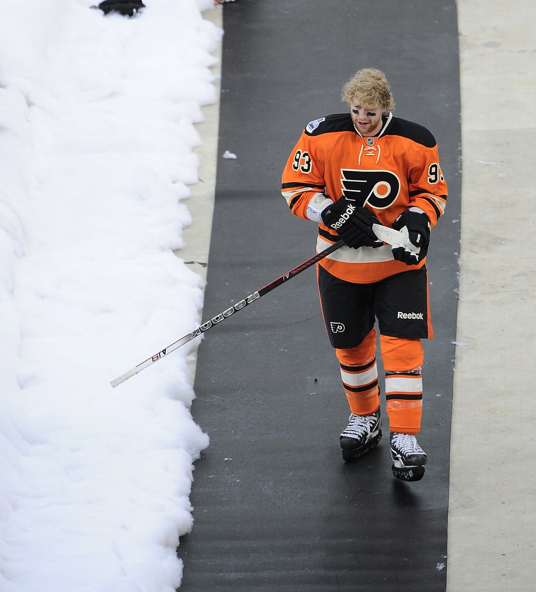 2012. Jakub Voráček přichází na hřiště, na kterém se v rámci Winter Classic hrál zápas pod širým nebem.