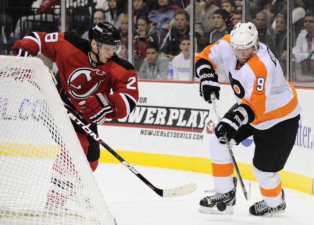 2011. Jakub Voráček v dresu Philadelphia Flyers snaží zpracovat puk během zápasu s New Jersey.