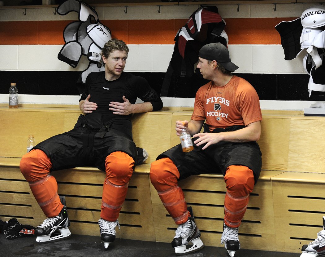 2011. Jakub Voráček se baví s kanadským parťákem Claudem Girouxem v šatně Philadelphie.