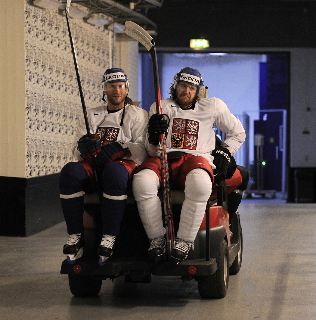 2013. Jakub Voráček s Jiřím Novotným jedou na trénink během světového šampionátu ve Švédsku.