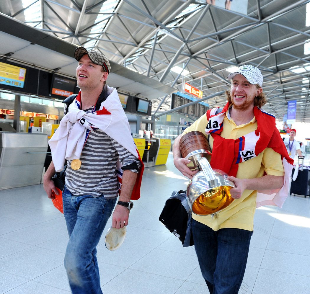 2010. Jakub Voráček s pohárem pro mistry světa po návratu ze zlatého šampionátu v Německu.