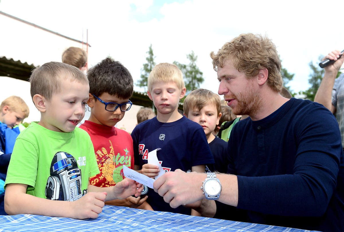 2014. Jakub Voráček rozdává autogramy malým fanouškům v rodném Kladně.