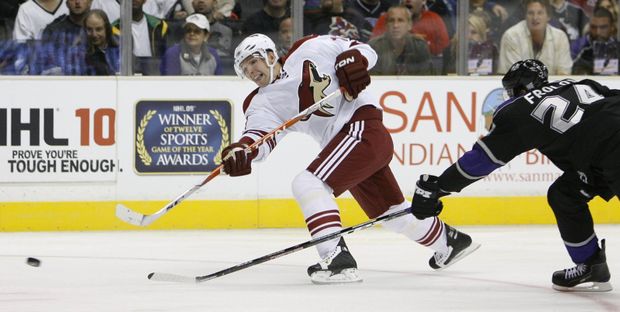 Radim Vrbata pálí na branku. Radim Vrbata pálí na branku.