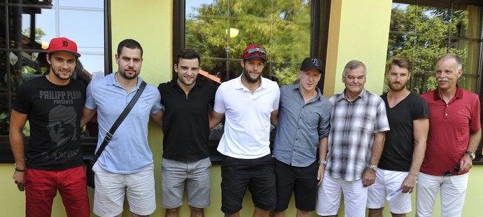 Neformální schůzka reprezentačního kouče Vůjtka s hráči z NHL. Zleva Petr Mrázek, Roman Polák, Dominik Uher, Tomáš Vincour, Ondřej Palát, Vladimír Vůjtek, Jakub Nakládal a Slavomír Lener