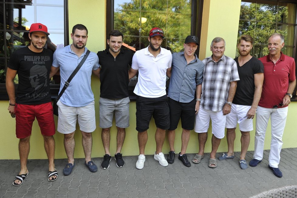 Neformální schůzka reprezentačního kouče Vůjtka s hráči z NHL. Zleva Petr Mrázek, Roman Polák, Dominik Uher, Tomáš Vincour, Ondřej Palát, Vladimír Vůjtek, Jakub Nakládal a Slavomír Lener