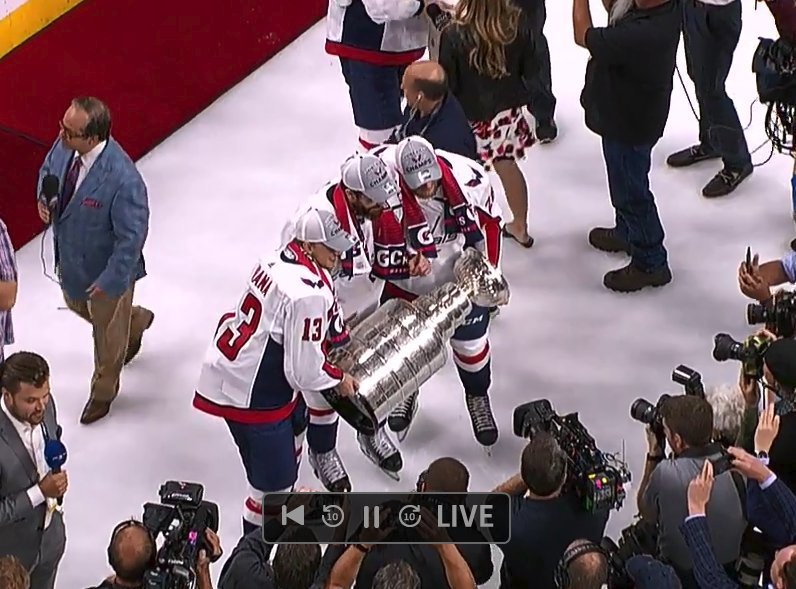 Čeští hokejisté Jakub Vrána, Michal Kempný a Jakub Jeřábek se radují z výhry ve Stanley Cupu