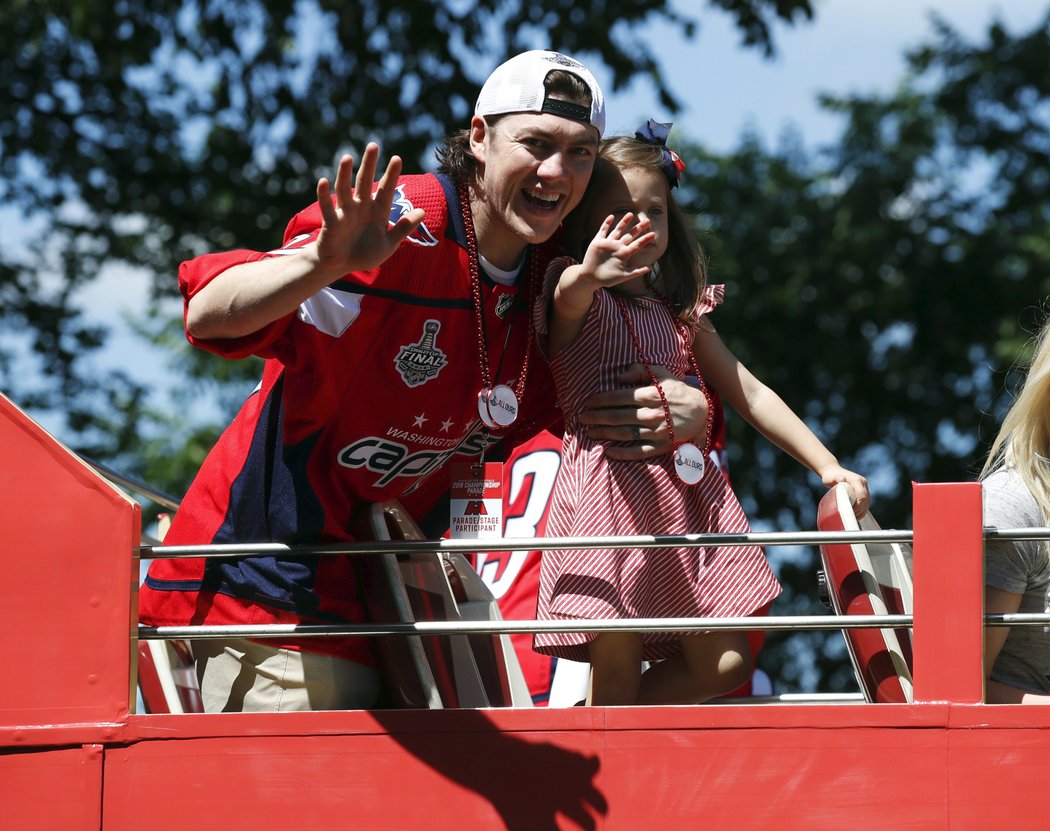 T.J. Oshie se svojí dcerkou mává nadšeným davům