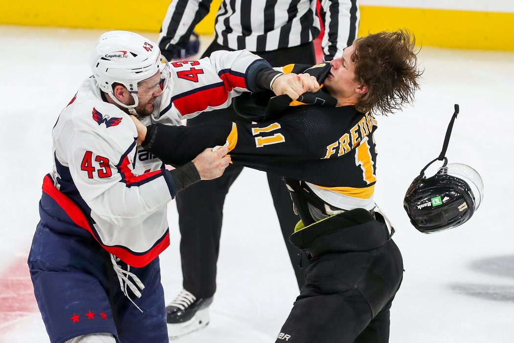 Tom Wilson z Washingtonu dostal v NHL sedmizápasový trest za faul na obránce Bostonu Brandona Carla