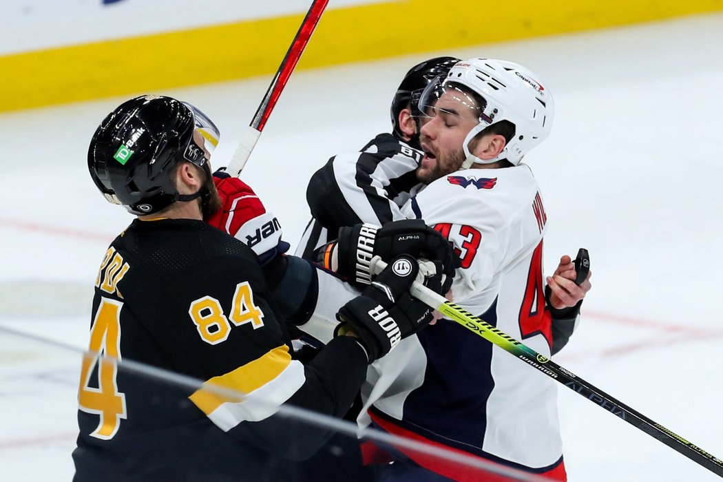 Tom Wilson z Washingtonu dostal v NHL sedmizápasový trest za faul na obránce Bostonu Brandona Carla