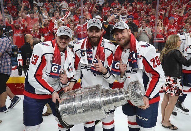 Jakub Vrána, Michal Kempný a Jakub Jeřábek se radují ze zisku Stanley Cupu