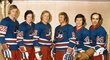 Legendární Bobby Hull (uprostřed) nastupoval v dresu Winnipeg Jets s řadou švédských hráčů, kteří díky expandivní WHA pronikali do zámoří