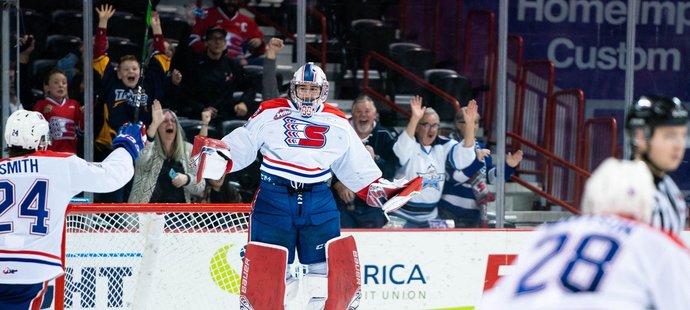 Český brankář Lukáš Pařík se stal prvním gólmanem ve WHL, který v jednom utkání vychytal čisté konto a zároveň skóroval.