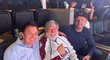 Steve Wozniak, slavný programátor a spoluzakladatel Applu, na hokeji s někdejším českým obráncem Colorada Janem Hejdou