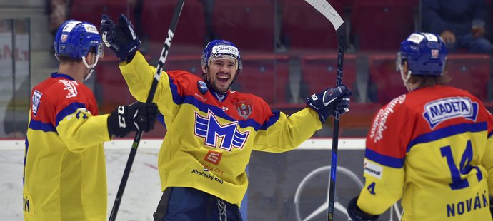 Hokejisté Českých Budějovic se radují ze vstřelené branky na ledě Karlových Varů