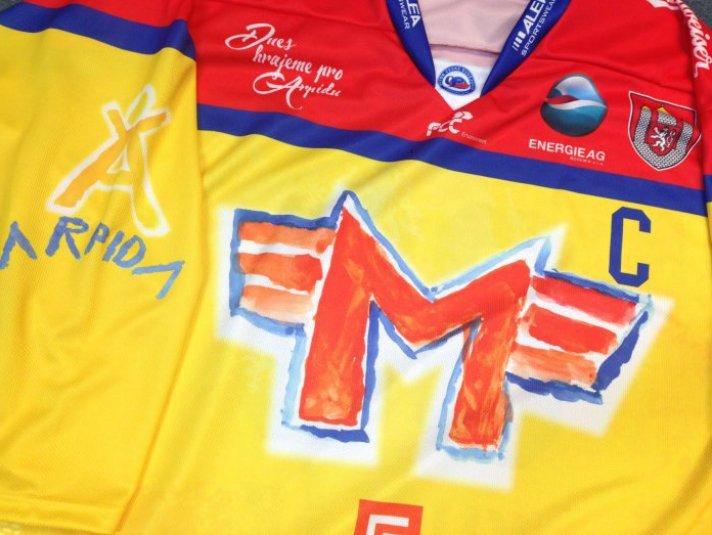 Do pondělního utkání proti Prostějovu nastoupí hokejisté Motoru ve speciálních dresech, které namalovaly děti z centra Arpida