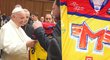 Při příležitosti setkání s papežem Františkem předal prezident Motoru Roman Turek svatému otci klubový dres