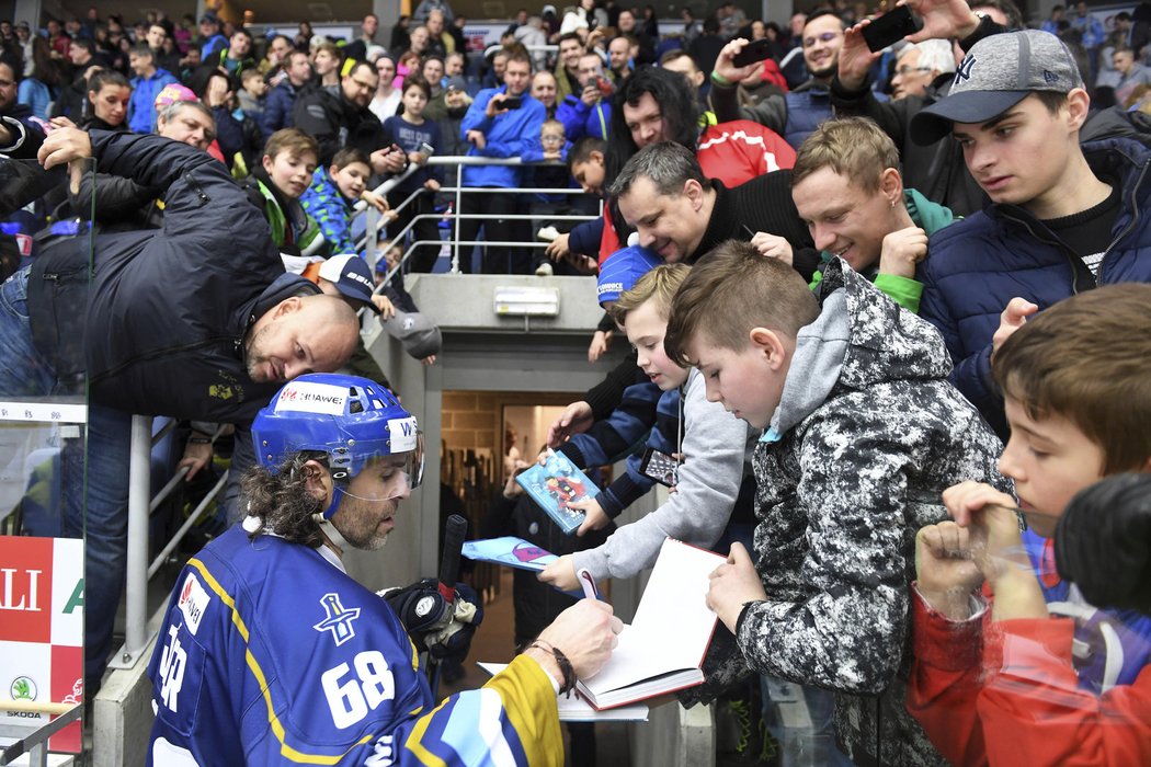 Jaromír Jágr po zápase rozdal i několik autogramů dětem