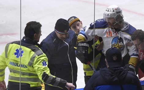 Přímo na ledě pomáhali i záchranáři s nosítky, Jaromír Jágr nakonec odjel po svých