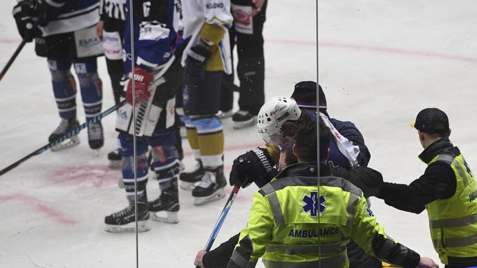 Přímo na ledě pomáhali i záchranáři, nosítka nakonec nebyla potřeba
