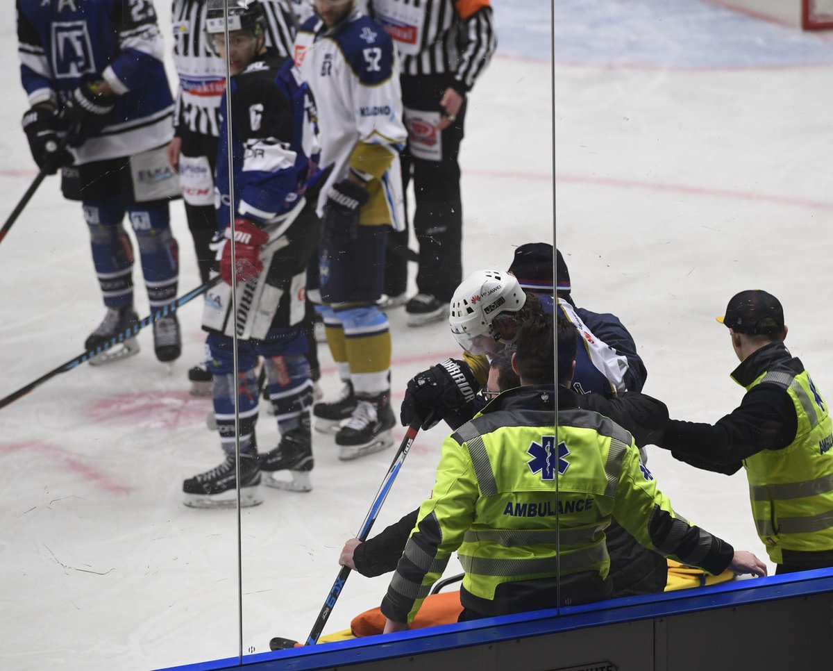 Po ostrém zákroku zůstal Jaromír Jágr na ledě ležet, poté mu na nohy pomáhali i přivolaní záchranáři