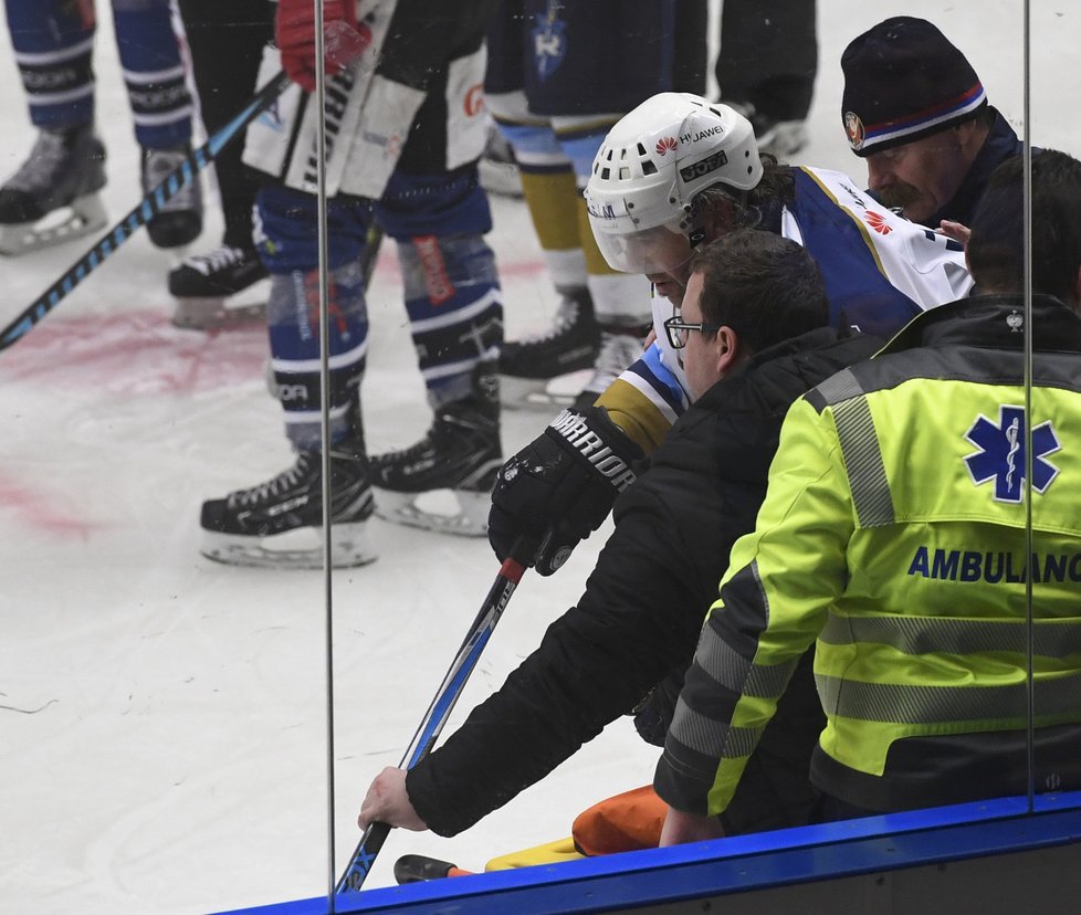 Otřesený Jaromír Jágr opouštěl led za doprovodu klubového lékaře