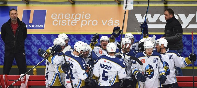 Hokejisté Kladna se radují z postupové výhry 5:2 v pátém semifinále na ledě Českých Budějovic
