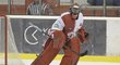 Slávistický brankář Dominik Frodl musel v jednu chvíli chytat s hráčskou hokejkou