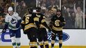 Pavel Zacha (vpravo) se raduje z gólu v utkání proti VancouverU