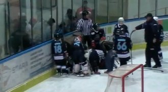VIDEO: Slováci napadli malé české hokejisty