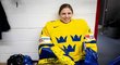 Za švédský ženský národní tým chytá Sara Grahnová. Nyní si zkusila i měření s muži