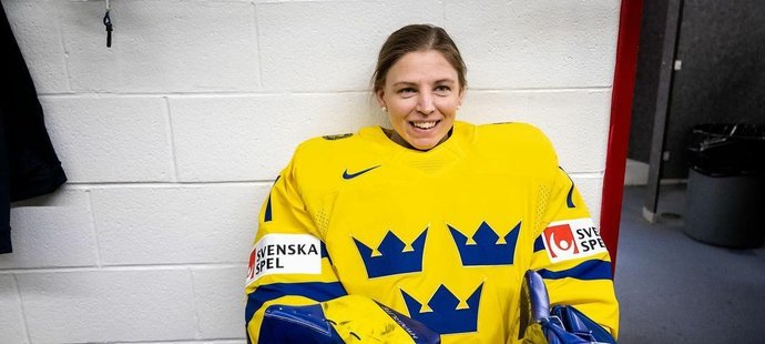 Za švédský ženský národní tým chytá Sara Grahnová. Nyní si zkusila i měření s muži