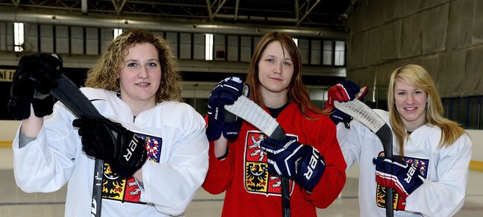 České hokejové reprezentantky (zleva) Jana Fialová, Alena Polenská a Kateřina Mrázová