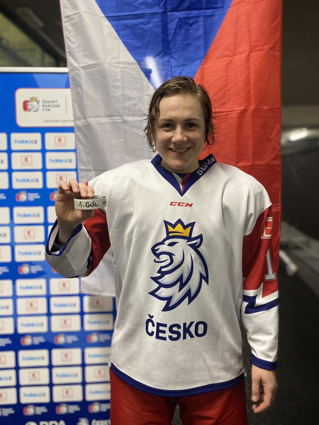 Karolína Erbanová s pukem za první gól v ženské hokejové reprezentaci