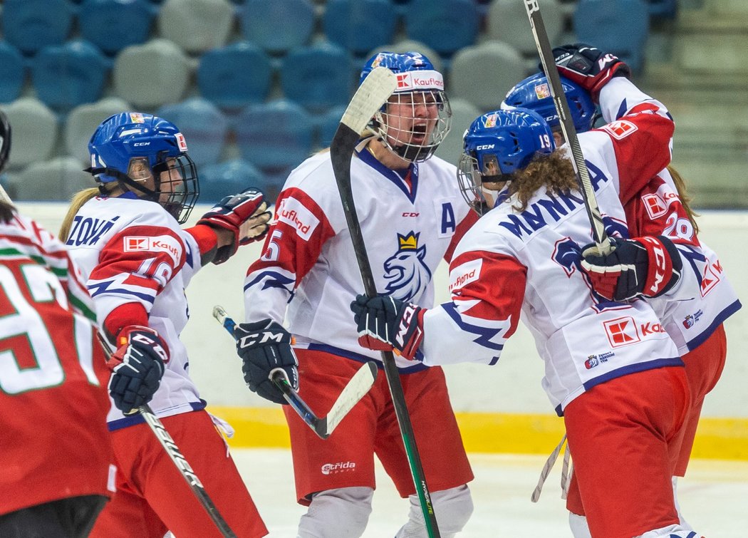České hokejisty se radují z branky v klíčovém utkání proti Maďarsku