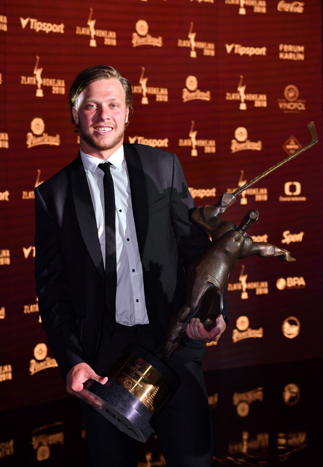David Pastrňák s trofejí pro vítěze Zlaté hokejky, kterou ovládl podruhé v řadě