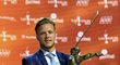David Pastrňák s cenou pro vítěze ankety Zlatá hokejka, kterou vyhrál jako nejmladší český hráč v historii