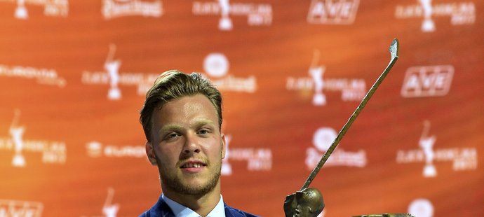 David Pastrňák s cenou pro vítěze ankety Zlatá hokejka, kterou vyhrál jako nejmladší český hráč v historii