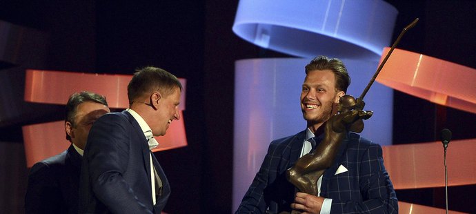 David Pastrňák právě převzal cenu pro vítěze ankety Zlatá hokejka